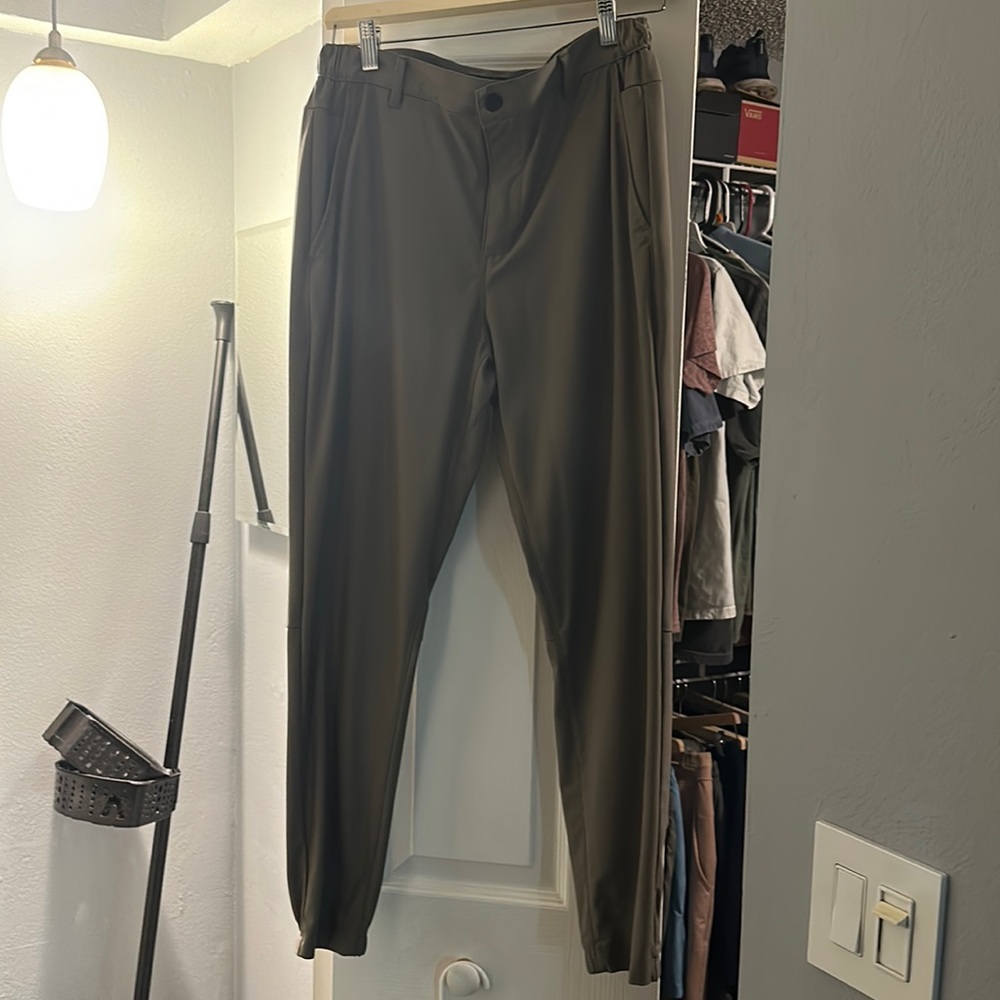 Cuts clothing. Men’s jogger. Size medium